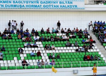 400 tifosi allo stadio, il calcio riparte in Turkmenistan.