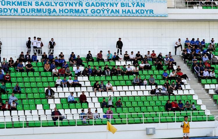 400 tifosi allo stadio, il calcio riparte in Turkmenistan.
