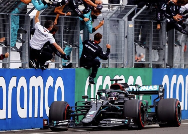 F1: Hamilton vince a Budapest, ancora lontana la Rossa