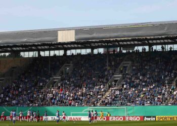 Germania: tifosi sugli spalti assistono al match di coppa tra l’Hansa Rostock e lo Stoccarda.