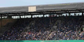 Germania: tifosi sugli spalti assistono al match di coppa tra l’Hansa Rostock e lo Stoccarda.