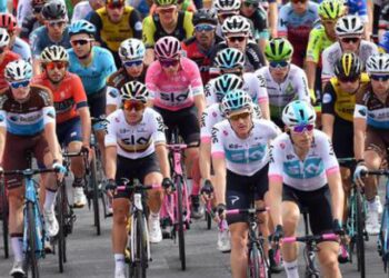 Il Giro non si ferma, lunedì tamponi per tutti.