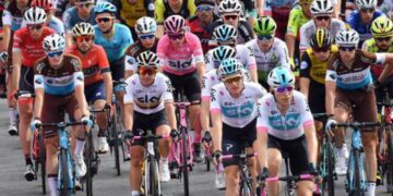 Il Giro non si ferma, lunedì tamponi per tutti.