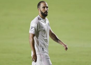 L’avventura americana di Higuain non è iniziata nel migliore dei modi. Espulso a fine gara.