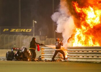 F1: paura in Bahrein, una monoposto in fiamme