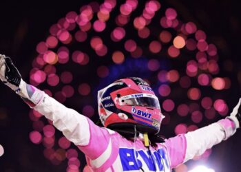 F1: Vince Perez, Leclerc e Verstappen fuori al primo giro, Russel domina la gara