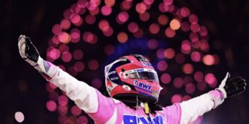 F1: Vince Perez, Leclerc e Verstappen fuori al primo giro, Russel domina la gara