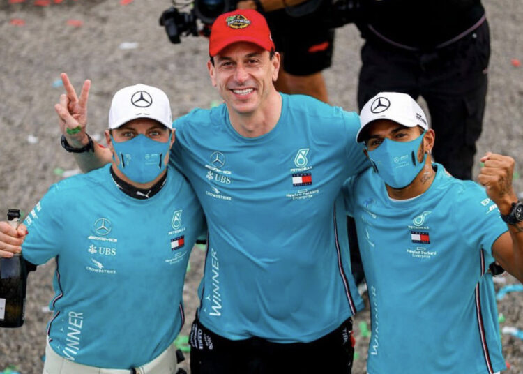 F1: Perez firma con la Red Bull, Toto Wolff rinnova con la Mercedes