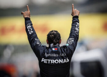 F1: Hamilton firma con la Mercedes, impegni umanitari alla base del contratto