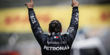 F1: Hamilton firma con la Mercedes, impegni umanitari alla base del contratto