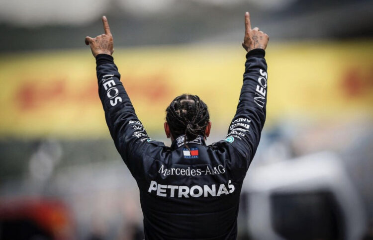 F1: Hamilton firma con la Mercedes, impegni umanitari alla base del contratto