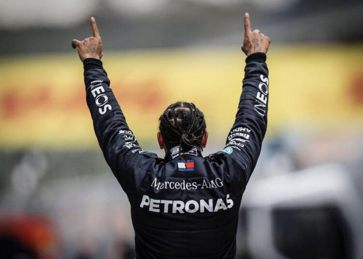 F1: Hamilton firma con la Mercedes, impegni umanitari alla base del contratto