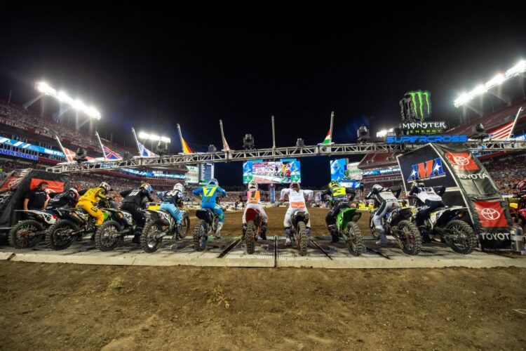 Spettacolare Supercross Indianapolis.