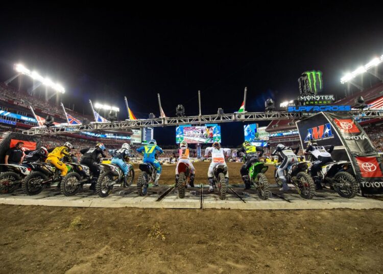 Spettacolare Supercross Indianapolis.