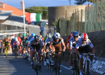 Ciclismo, parte la Milano-Sanremo.