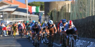 Ciclismo, parte la Milano-Sanremo.