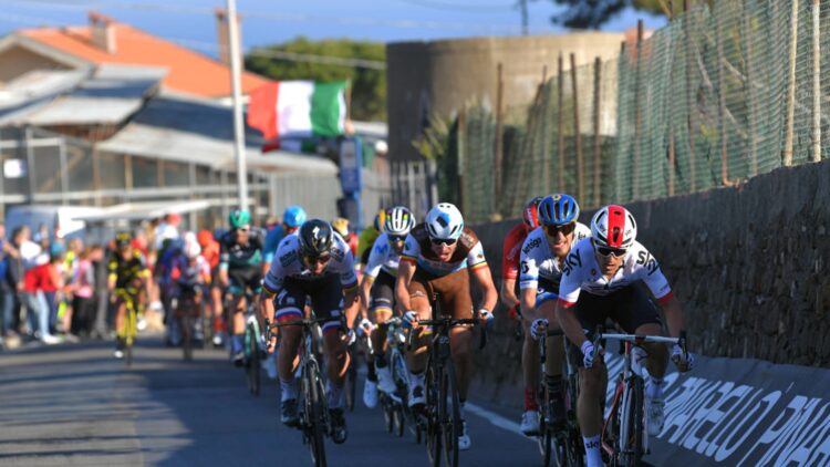 Ciclismo, parte la Milano-Sanremo.