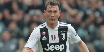 L’ex calciatore Lichtsteiner ricomincia da zero: ora fa lo stagista in un’azienda di orologi