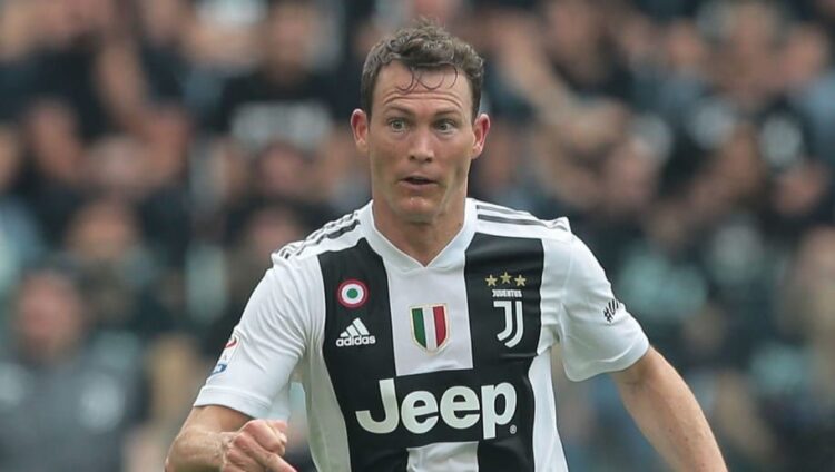 L’ex calciatore Lichtsteiner ricomincia da zero: ora fa lo stagista in un’azienda di orologi
