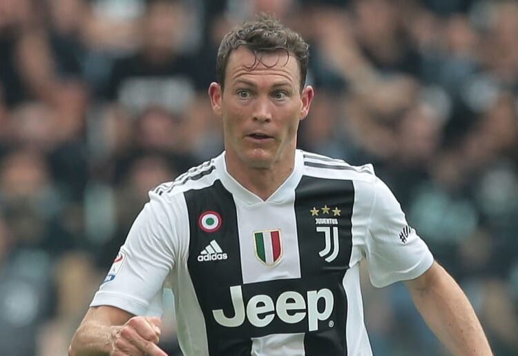 L’ex calciatore Lichtsteiner ricomincia da zero: ora fa lo stagista in un’azienda di orologi