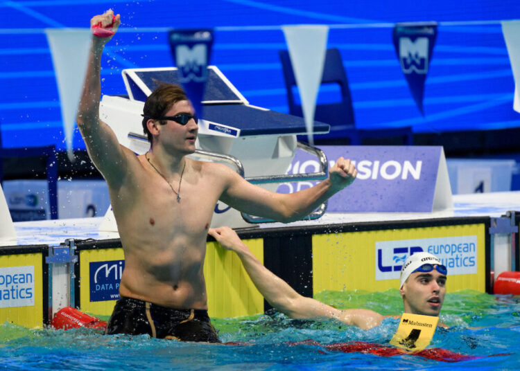 Kolesnikov realizza il record del Mondo nei 50 dorso.