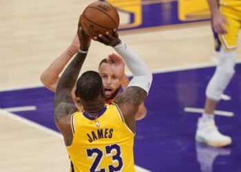 NBA, i Lakers battono gli Warriors e volano ai playoff.