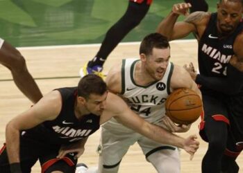 Basket, playoff Nba; Bucks travolgono Miami.