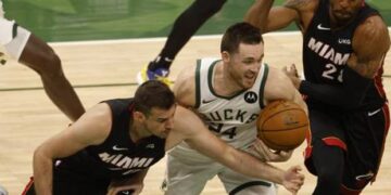 Basket, playoff Nba; Bucks travolgono Miami.