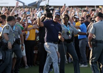 Il veterano Mickelson entra nella storia del golf.