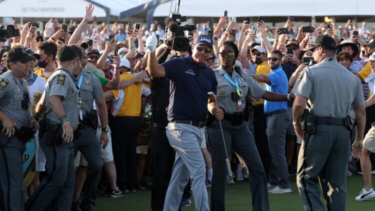 Il veterano Mickelson entra nella storia del golf.