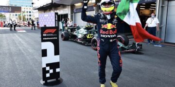 F1: Verstappen fuori e Hamilton 15º, a Baku la gara è incredibile