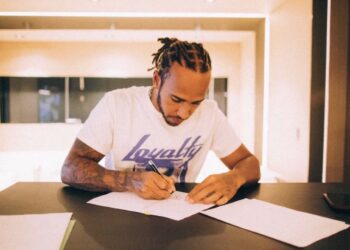 F1: Hamilton rinnova con la Mercedes fino al 2023