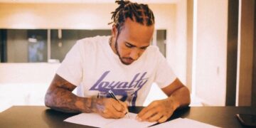 F1: Hamilton rinnova con la Mercedes fino al 2023