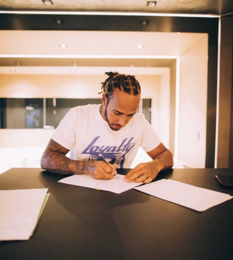 F1: Hamilton rinnova con la Mercedes fino al 2023