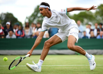 Wimbledon: Federer ai quarti, Sonego travolto in tre set.