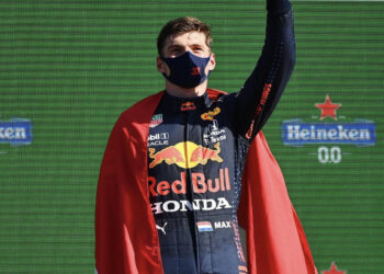 Formula 1: Verstappen trionfa in casa, Zandvoort si tinge di orange