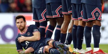 Messi fa il coccodrillo e Ferdinand sgrana gli occhi.