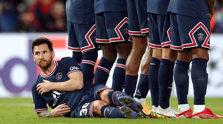 Messi fa il coccodrillo e Ferdinand sgrana gli occhi.