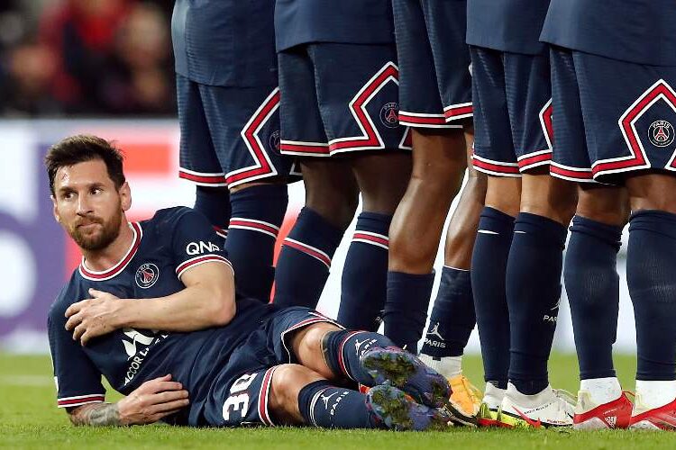 Messi fa il coccodrillo e Ferdinand sgrana gli occhi.