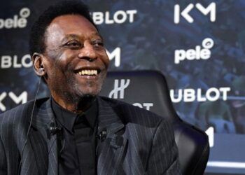 Pelè operato per un tumore: “Affronterò questa partita con un sorriso sul viso”.