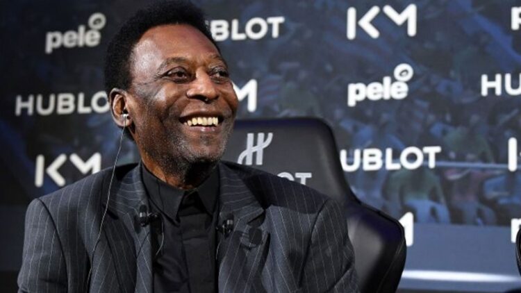 Pelè operato per un tumore: “Affronterò questa partita con un sorriso sul viso”.