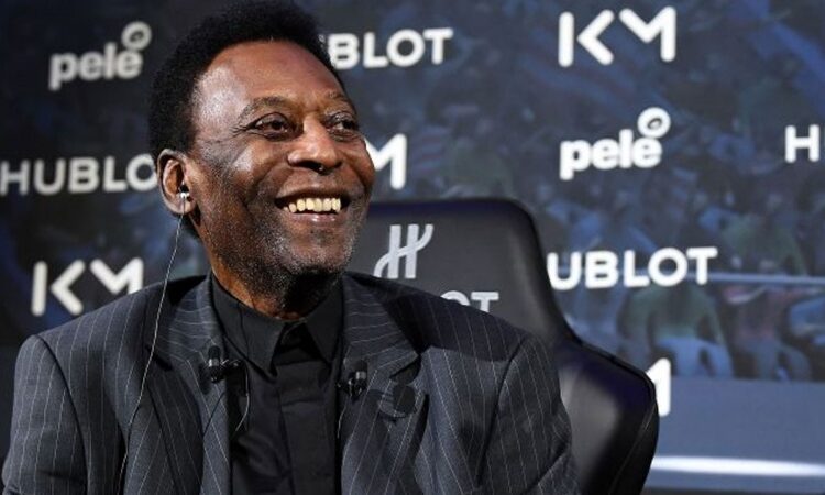 Pelè operato per un tumore: “Affronterò questa partita con un sorriso sul viso”.