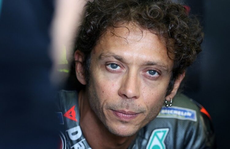 Valentino Rossi malinconico per il suo stop definitivo.