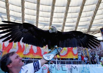 Inneggia al Duce e fa il saluto fascista, la Lazio sospende il falconiere Bernabè.
