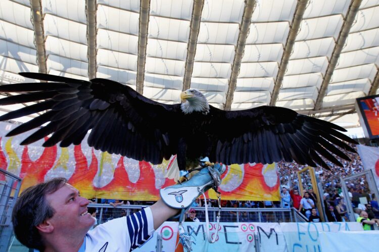 Inneggia al Duce e fa il saluto fascista, la Lazio sospende il falconiere Bernabè.