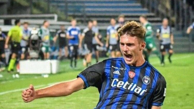 Lorenzo Lucca non si ferma più. Pisa in vetta alla classifica di Serie B.