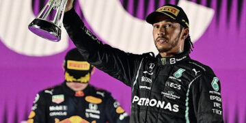 Hamilton vince a Jeddah, l’inglese è a pari punti con Verstappen