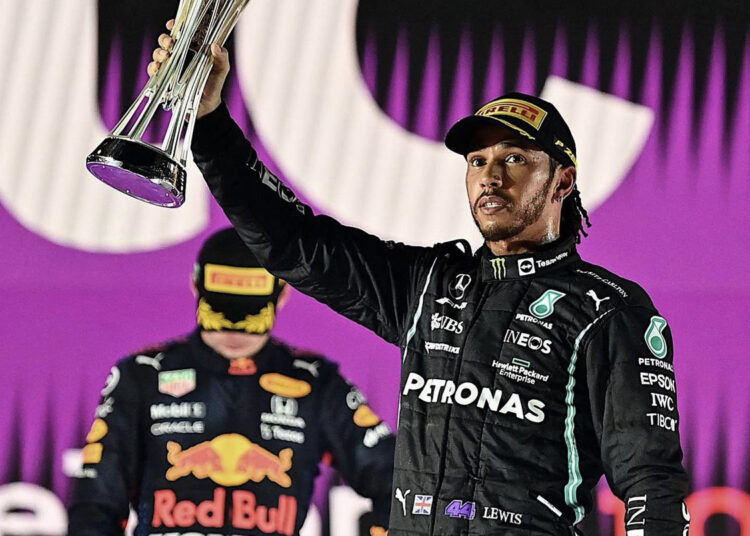 Hamilton vince a Jeddah, l’inglese è a pari punti con Verstappen