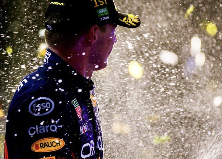Formula 1: Verstappen vince a Jeddah, le Ferrari sul podio