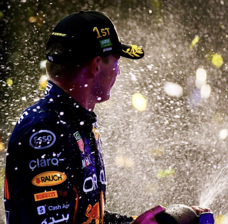 Formula 1: Verstappen vince a Jeddah, le Ferrari sul podio